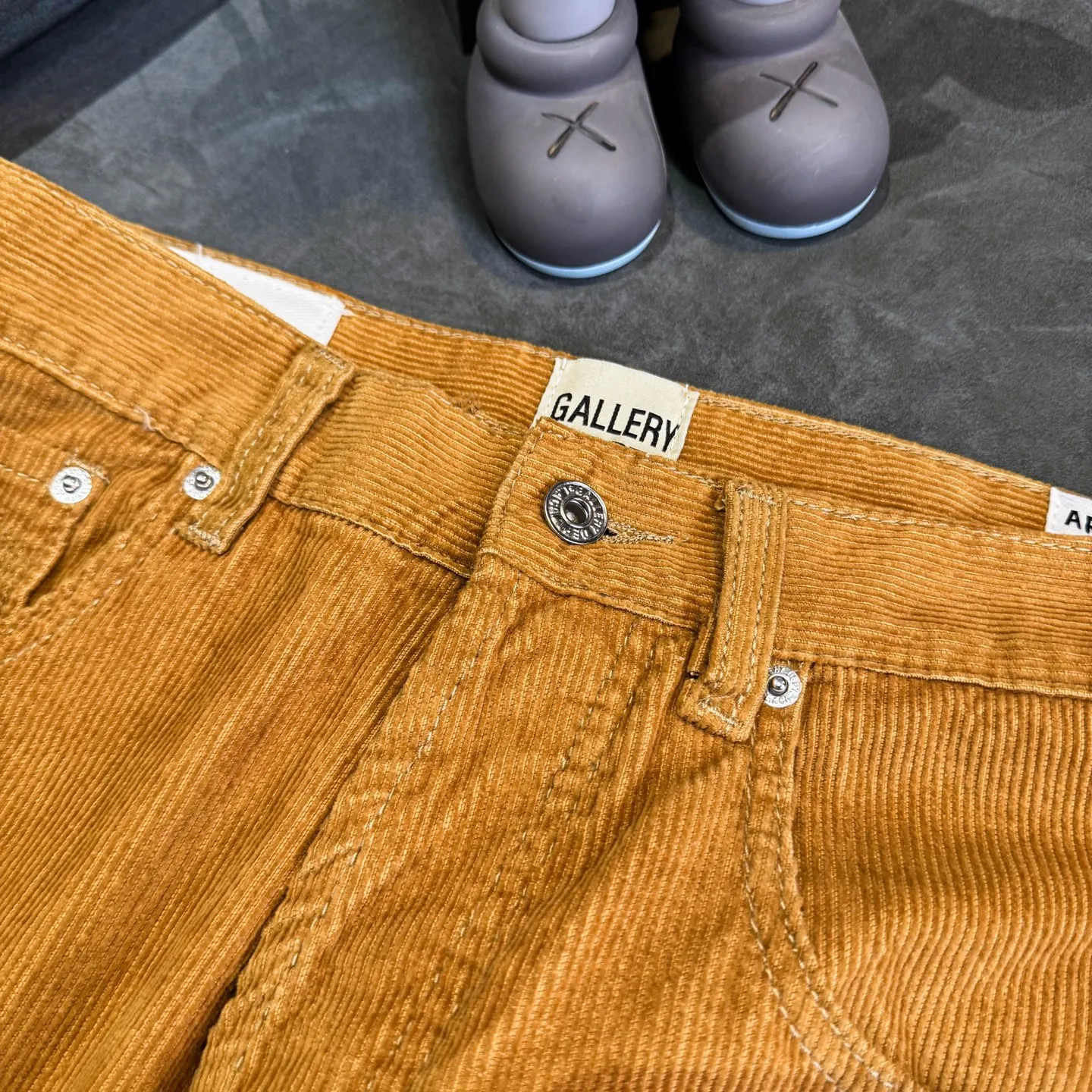 P240 Chrome Hearts Gallery 2025 corduroy spliced ​​multi-pocket couple bootcut jeans are a hot trend this season and are sought after by countless celebrities and fashionistas. The neat details of the cutting process add color to the playful fashion! The neat and meticulous design, and the well-fitting structure is unique. The upper body not only has outstanding recognition, but also looks younger and younger. A style with the ultimate wearing meaning and performance, gorgeous color matching, and the craftsmanship of this style is also extremely extraordinary. After the finished product is washed, it is disassembled and hand-made with sheepskin cross leather and then spliced ​​together to complete. The whole piece has too many craftsmanship to describe. It is decorated with patchwork cross flowers and high-waisted washed jeans! ! Absolutely high-end luxury product, a god-level single product, a super popular product, made with top heavy industry, a magic weapon that cannot be missed to hit the streets. Size: 28 30 32 34 36 Color: Yellow